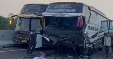 Bus rombongan Bonek kecelakaan di Tol Pekalongan dalam perjalanan ke Jakarta