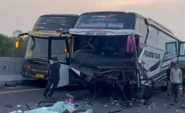 Bus rombongan Bonek kecelakaan di Tol Pekalongan dalam perjalanan ke Jakarta