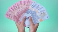 Rupiah Tertekan, Pelaku Pasar Soroti Kebijakan Wajib Ekspor Komoditas Lewat BUMN