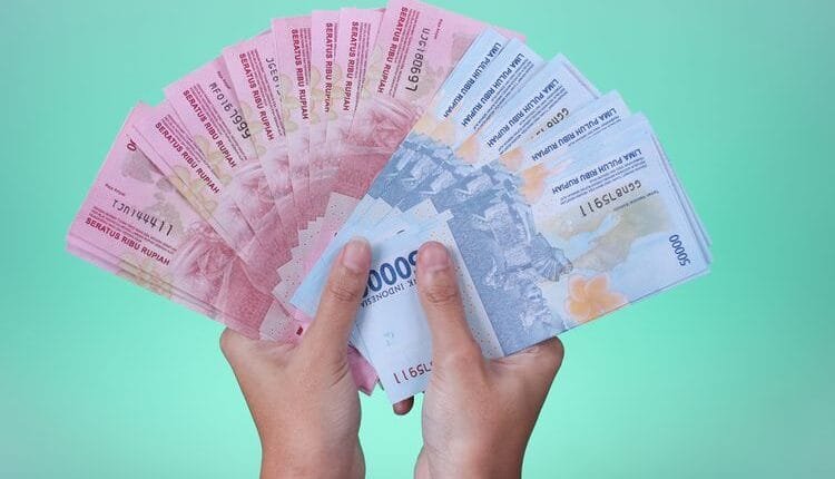Rupiah Tertekan, Pelaku Pasar Soroti Kebijakan Wajib Ekspor Komoditas Lewat BUMN