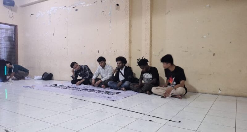 Puluhan Kader HMI dan Aktivis Papua Nobar "Pesta Babi"